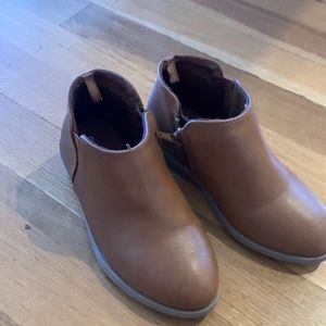 Super adorable girls low booties! Size toddler 9